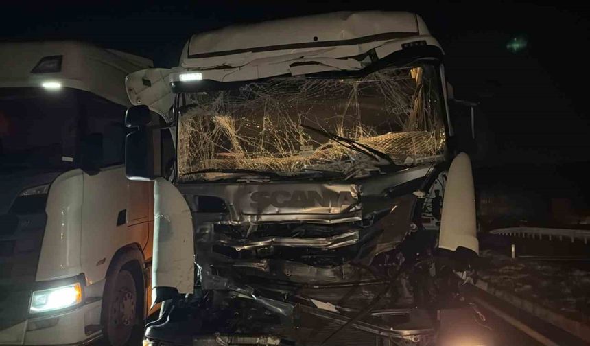 İki tır ve otomobilin çarpıştığı kazada bir kişi yaralandı