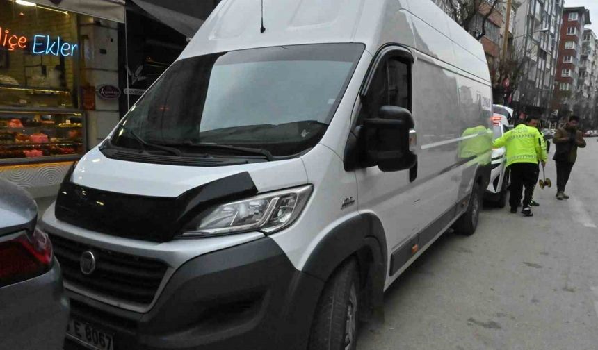 Kamyonet sol şeritte taksiden inen kadının ayağını ezdi