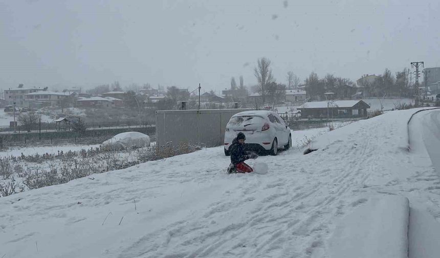 Kars beyaz gelinliğini giydi: Meteoroloji uyarmıştı, kar şehre indi