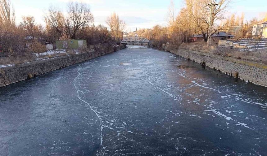 Kars eksi 15’i gördü: Kars Çayı 1 günde dondu
