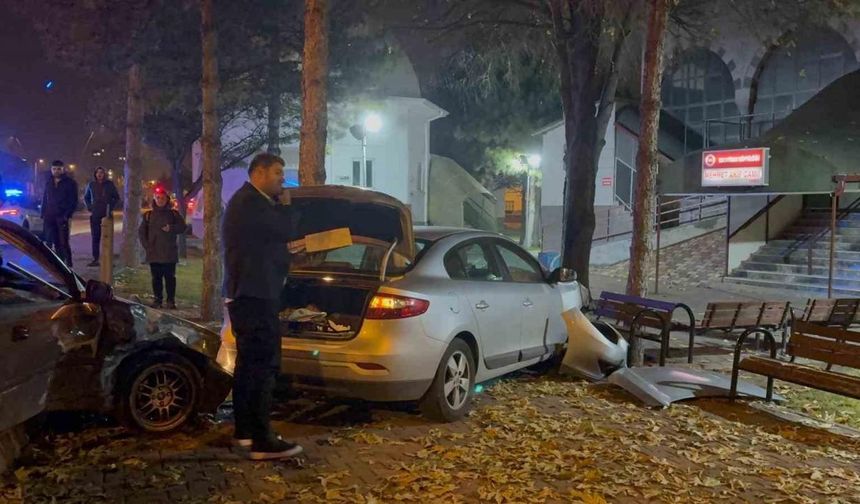 Kaza yapan otomobiller cami bahçesine girdi