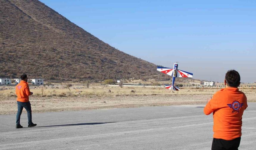 Kendi ürettikleri model uçakla hedef 100 kilometre uçmak