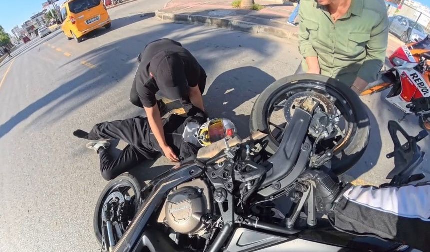 Mersin'de motosiklet sürücüsü kaskı sayesinde yara almadan kurtuldu