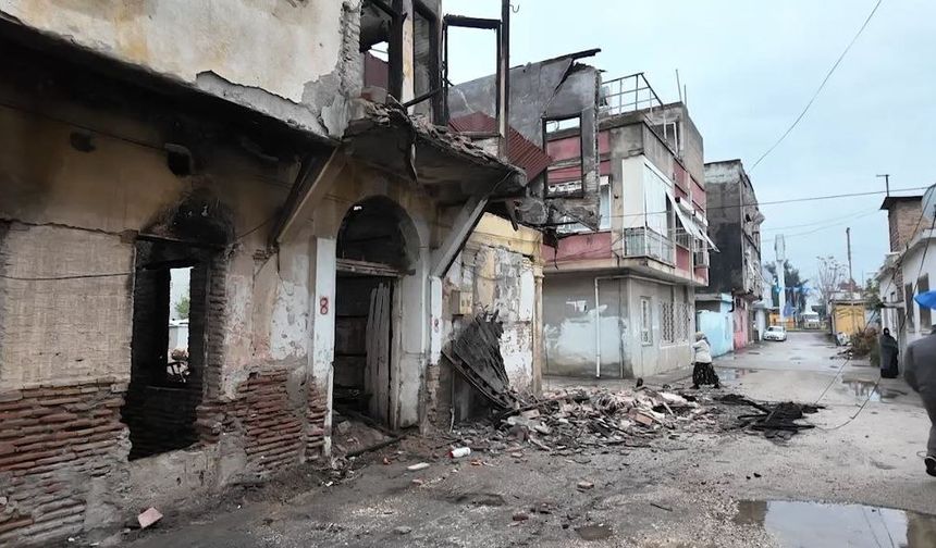 Metruk binanın bir bölümü gürültüyle yıkıldı: Mahalleli deprem sandı