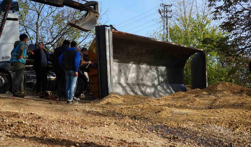 Mıcır yüklü kamyonun damperi devrildi, sürücü bayıldı