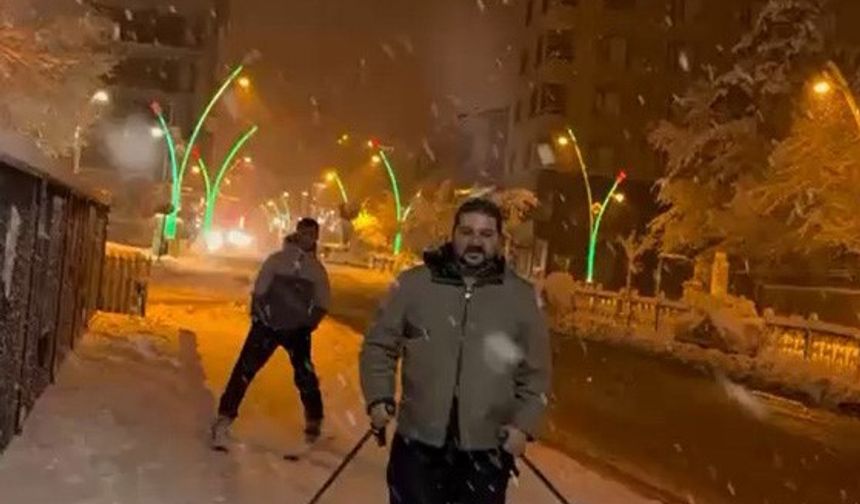 Muş'ta kar eğlenceye dönüştü: İstasyon Caddesi'nde kayak keyfi