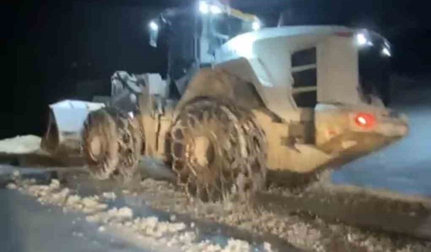 Muş'ta kar yağışı 250 köy yolunu ulaşıma kapattı