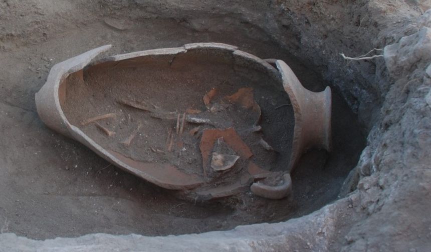 Oluz Höyük'te Fenikelilerin izine rastlandı: İnsan başlı cam boncuklar ve küpten bebek mezarları bulundu