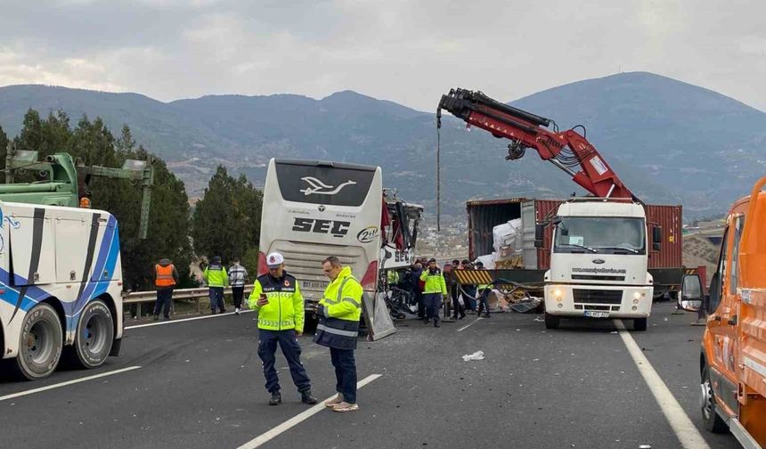 Osmaniye’de yolcu otobüsü tıra çarptı: 7 ölü, 11 yaralı
