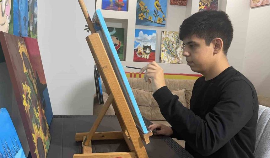 Otizmli çocuk ressam, sanatla kendi yolunu çizdi