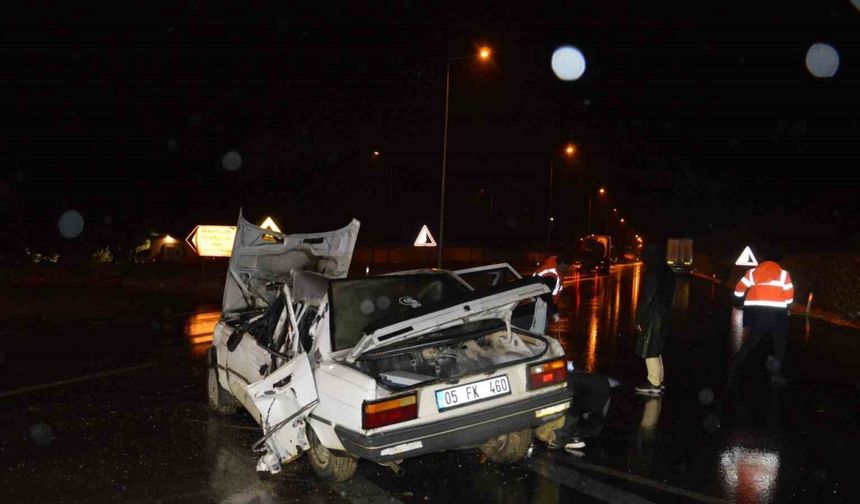 Otomobil tıra çarptı: 4 yaralı