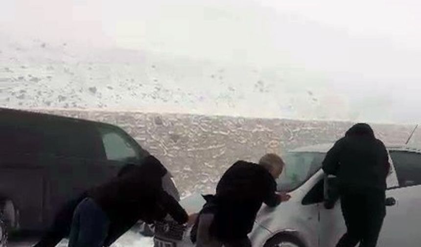 Palandöken geçidinde ulaşıma kar engeli