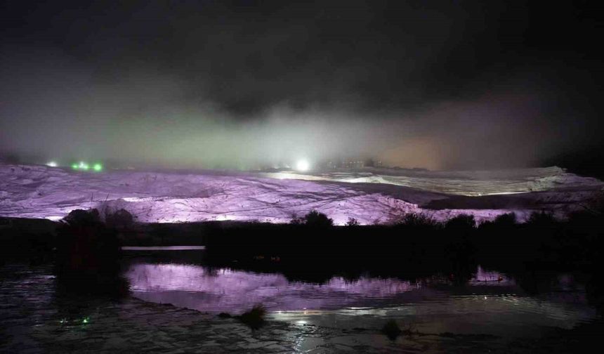 Pamukkale travertenlerinde yağmur sonrası oluşan sis, kartpostallık görüntüler oluşturdu