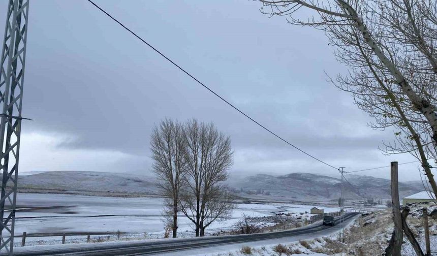 Patnos’ta mevsimin ilk karı yağdı