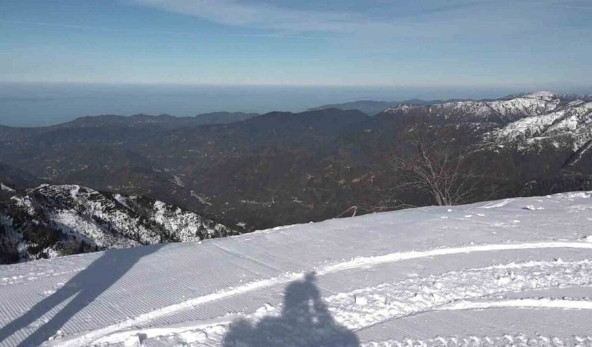 Rize’nin denizi gören zirvesinde kar keyfi