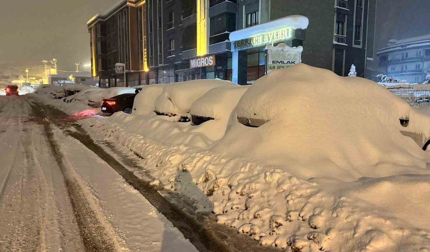 Safranbolu'da araçlar kar altında adeta kayboldu