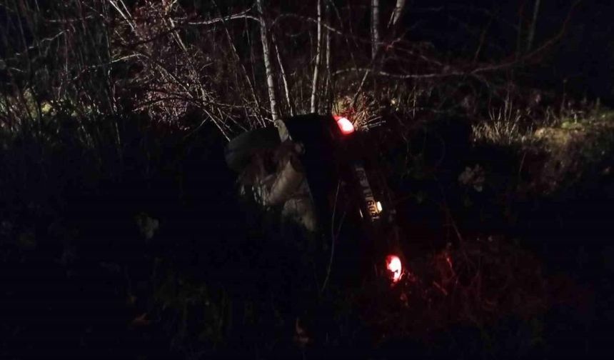 Şarampole devrilen otomobilden sızan yakıt paniğe neden oldu