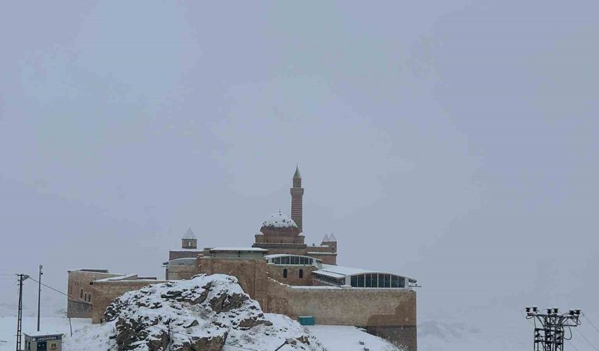 Tarihi İshak Paşa Sarayı beyaza büründü