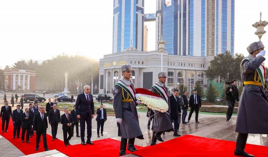 TBMM Başkanı Kurtulmuş, İsmail Somoni Anıtı’na çelenk bıraktı