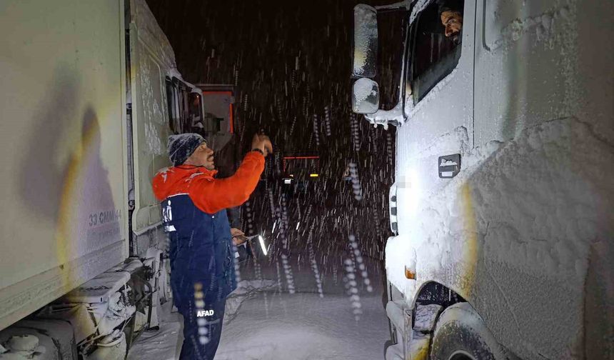 Tendürek'te tipi nedeniyle onlarca araç yolda kaldı