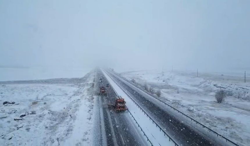 Turuncu kaplanların Bayburt-Gümüşhane yolunda karla mücadelesi sürüyor