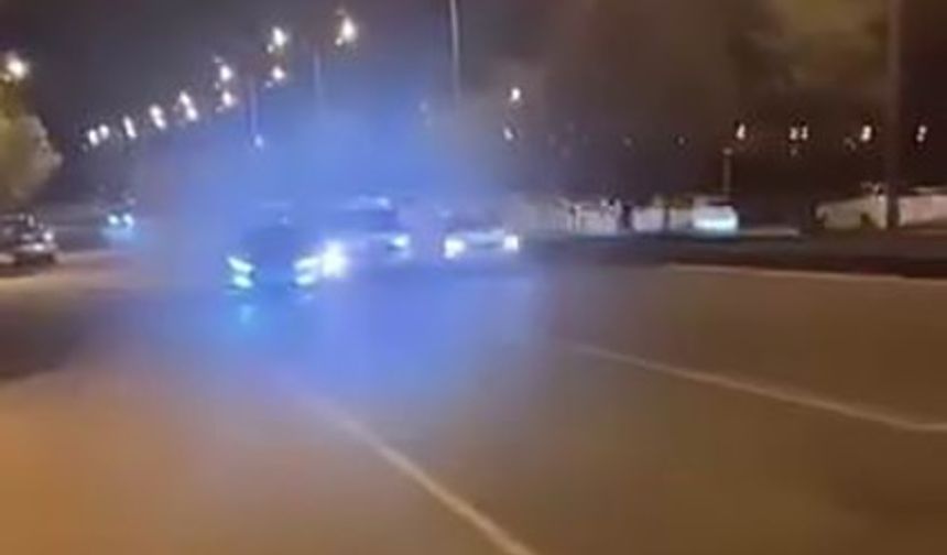 Yolu çekerken kaza anını kaydettiler