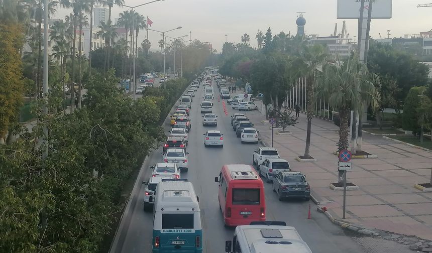 Mersinliler 4 Aralık sabahına trafik kriziyle uyandı