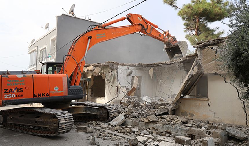 Toroslar’da metruk binalar yıkılıyor