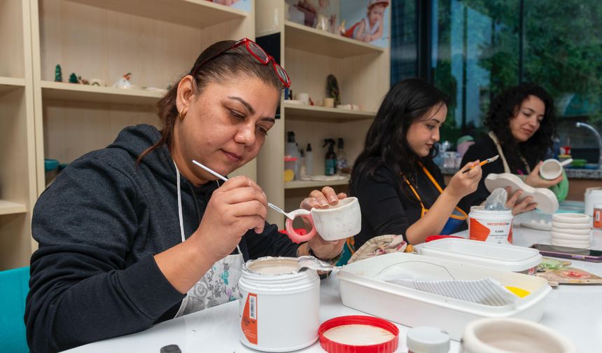 Yenişehir Belediyesi’nden kadınlara yönelik seramik eğitimleri