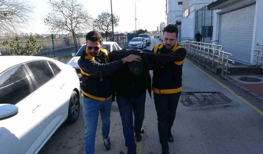 Adana'da kaskla servis aracının camını kıran sürücü serbest kaldı