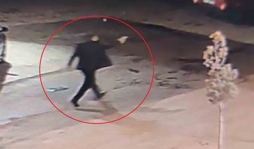 Akrabalar arasında silahlı kavga kamerada: Yeğenini vurdu, ardından kazara kendisini yaraladı