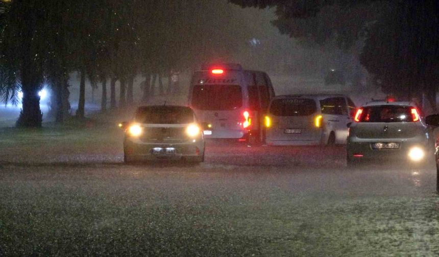 Antalya'da sağanak yolları göle döndürdü: Çok sayıda araç mahsur kaldı