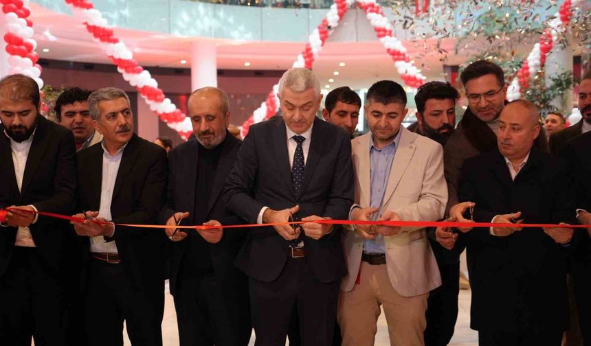 Antalya'da teknoloji indirimi izdihama yol açtı: 10 saat yağmur altında beklediler