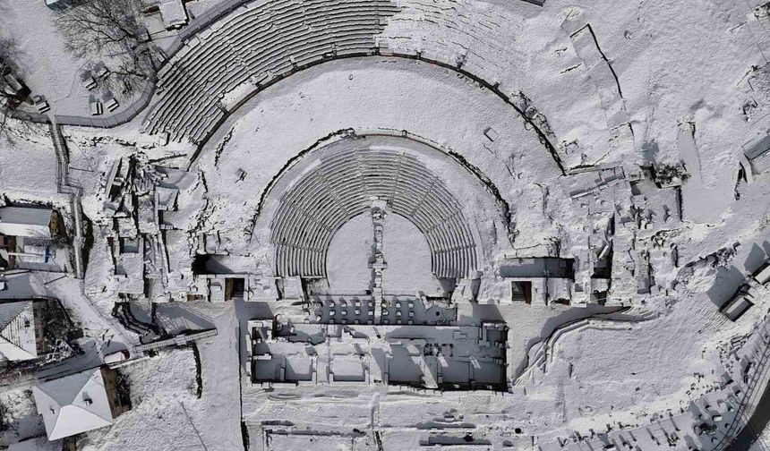 Antik kent karla kaplandı