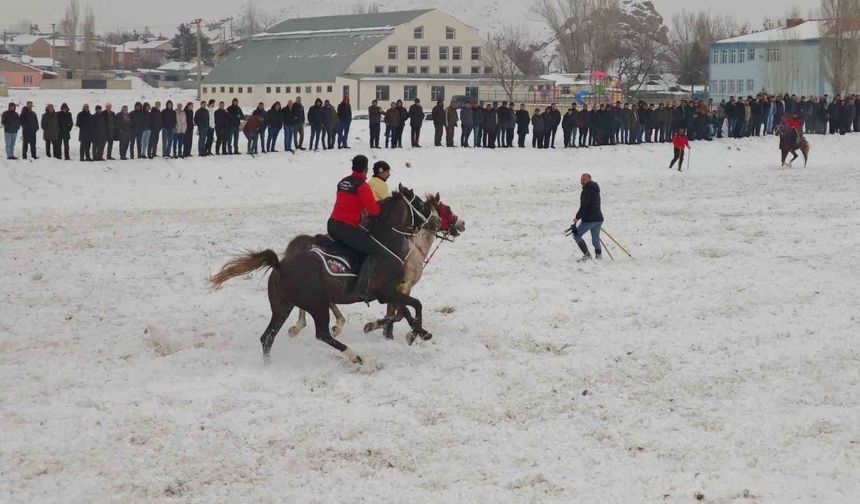 Aşkale'de cirit coşkusu: Dostluk müsabakası ilgiyle izlendi