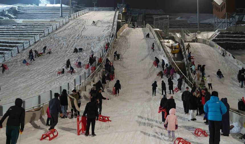 Atlama kuleleri pistinde kızak keyfi
