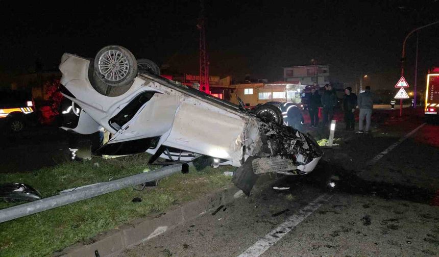 Aydınlatma direğine çarpan otomobil takla attı: 1 yaşındaki bebek öldü, anne ve baba yaralandı