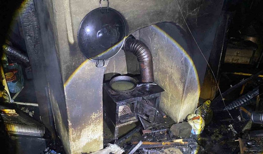 Bacadan çıkan yangında ev tamamen yanarak kullanılamaz hale geldi