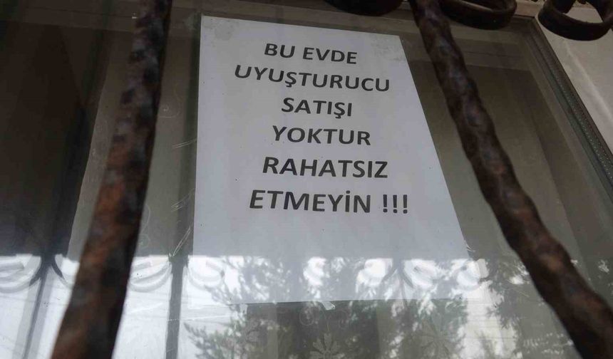 Bağımlılardan bıktı, evini camına 'Bu evde uyuşturucu satışı yoktur, rahatsız etmeyin' yazlı not astı