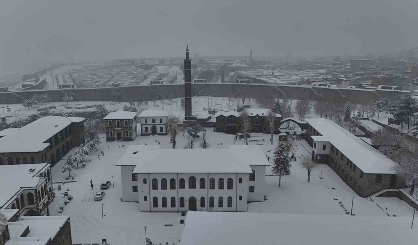 Beyaza bürünen 10 bin yıllık kent dronla görüntülendi