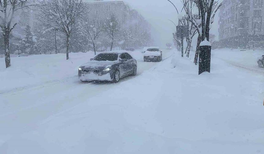 Bolu'da yoğun kar yağışı: Göz gözü görmüyor