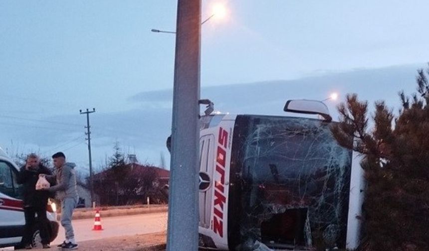 Burdur'da yolcu otobüsü devrildi: 12 yaralı