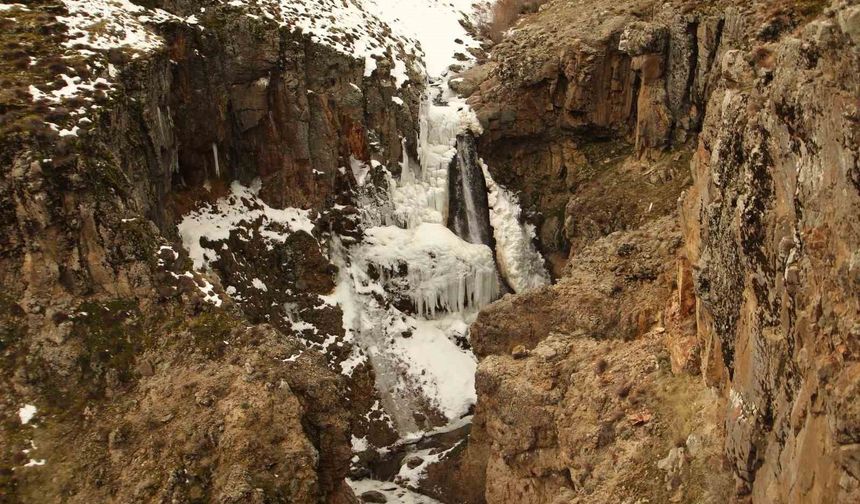 Donan şelalenin hayranlık uyandıran görüntüsü