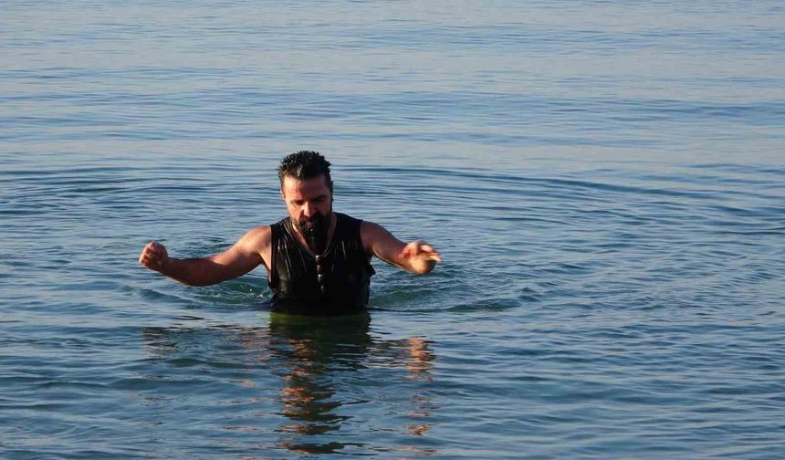 Dondurucu soğuğa meydan okudular: Van Gölü'nde eksi 9 derecede yüzme mesaisi