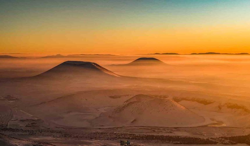 Dünyanın nazar boncuğu Meke Gölü'nde karlı gün batımı manzarası