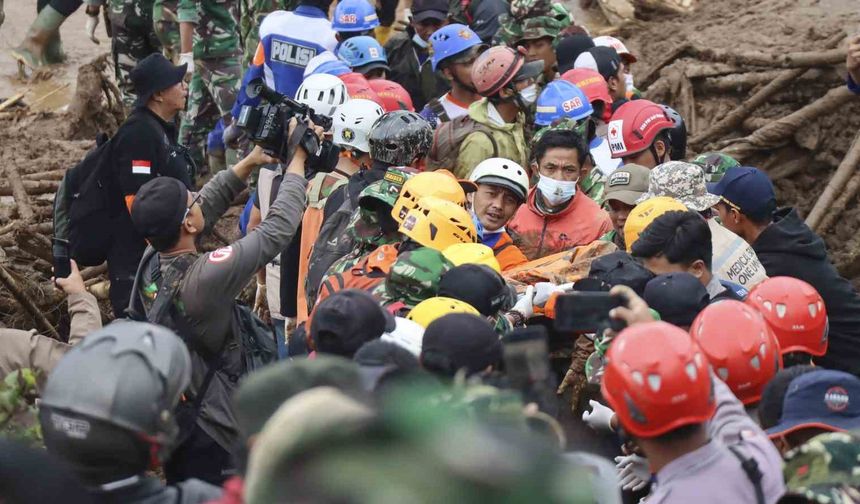 Endonezya'daki toprak kaymasında can kaybı 49'a yükseldi