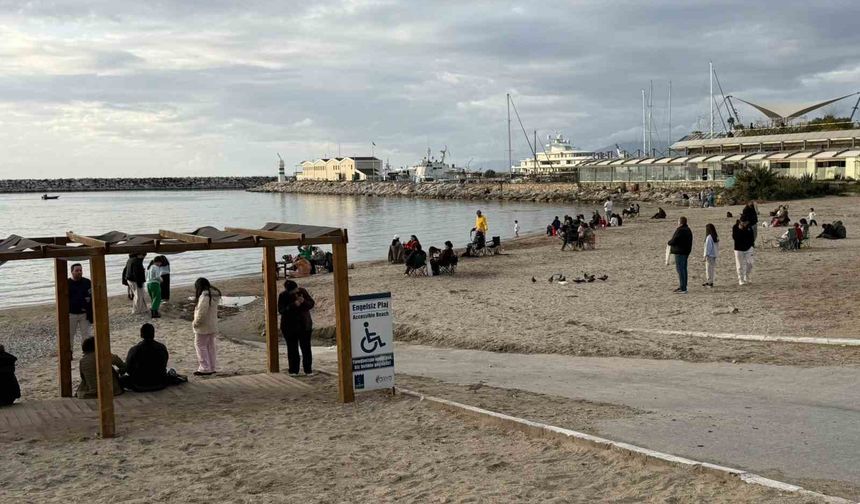 Fırtına sonrası Kuşadası'nda güneş yüzünü gösterdi, sahiller şenlendi