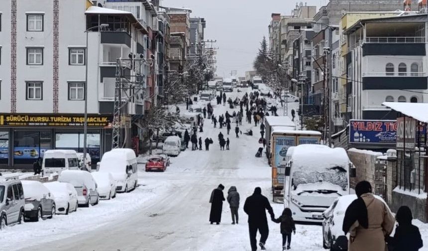 Gaziantep'te çocukların kar keyfi: Tepsi, poşet, leğen ve tahta ile kayak yaptılar