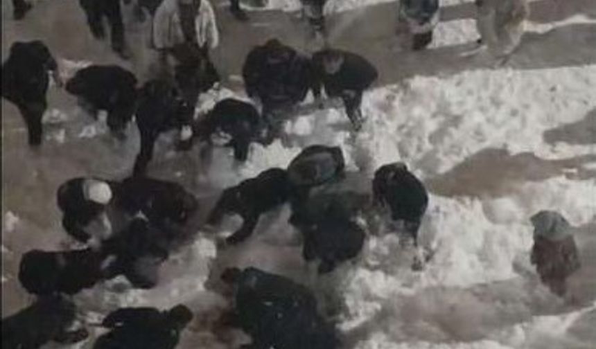 Hakkâri'de çatıdan düşen kar kütlesinin altında kalan öğrenci yaralandı