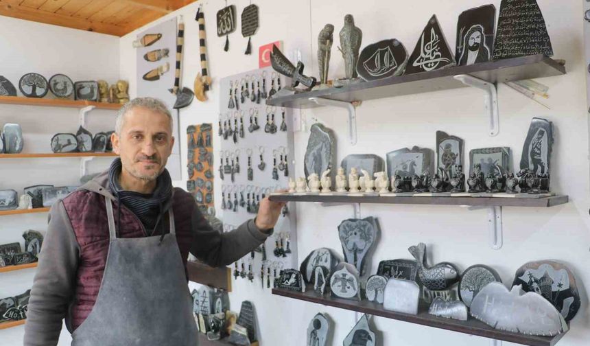 Hobi olarak başladığı mesleğinde 25 yıldır ekmeğini taştan çıkarıyor